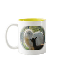 La alpaca besa la taza