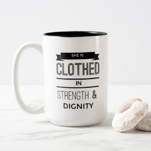 Bicolor La visten en taza de la fuerza y de la dignidad