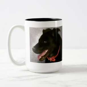 Bicolor Labrador negro dos entonó la taza