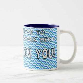 Bicolor Loco para trabajar aquí - la taza de 15 onzas