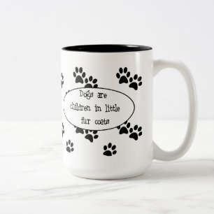 Bicolor Los perros son niños en pequeña taza de los
