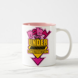 Bicolor Niña debajo de la taza de la construcción