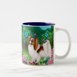 Bicolor Perro de Papillon en taza del jardín