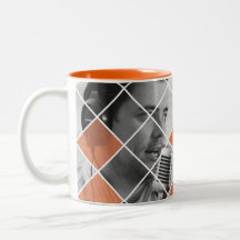Radio de las noticias del conducto con la taza de