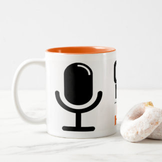 Bicolor Radio de las noticias del conducto con la taza de