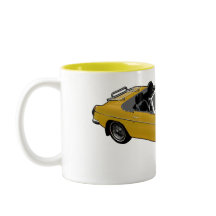 taza amarilla del automóvil descubierto