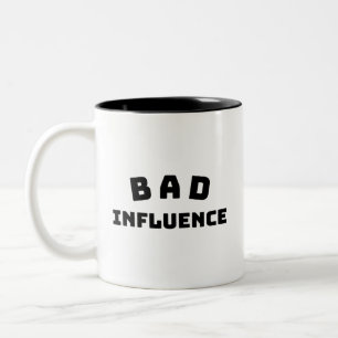 Bicolor Taza Clásica Mala Influencia – Tipografía Negra y