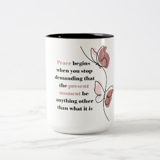 Bicolor Taza con cita de mariposa del momento presente que