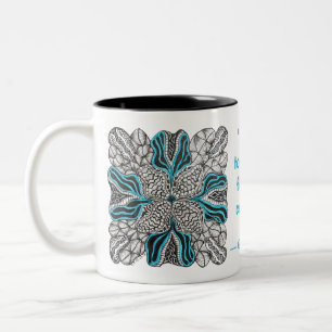 Bicolor Taza con garabato dibujado a mano de ráfaga azul
