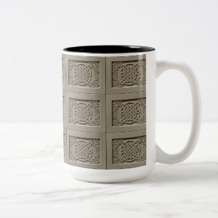 Bicolor Taza con patrón de baldosas de nudos celtas en pie
