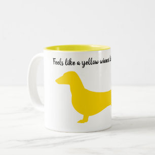 Bicolor Taza con silueta amarilla de dachshund