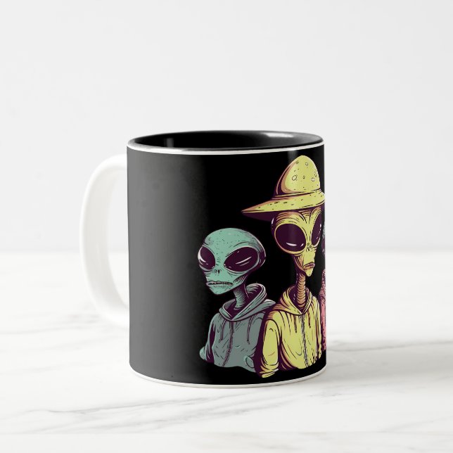 Bicolor Taza de café Alien Duo – Retro Sci-Fi (Anverso izquierdo)