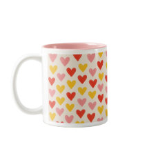 Taza de café con corazones rosas dibujados a mano 