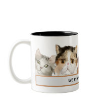 Taza de café con gatos divertidos jugando Mahjong
