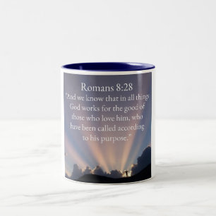 Bicolor Taza de café con versículo bíblico de Romanos 8:28