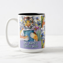 Taza de café de dos tonos con tigre sosteniendo el