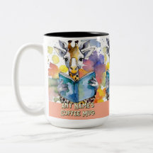 Taza de café de dos tonos de jirafa leyendo el lib
