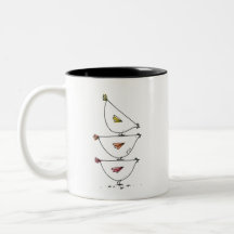 Taza de café de dos tonos de pollos apilados