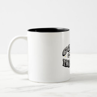 Bicolor Taza de café divertida - "El café me hace más amab