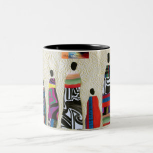 Bicolor Taza de collage de familia africana por Alicia McD