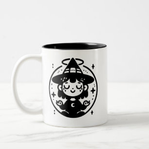 Bicolor Taza de Halloween de Círculo de Bruja Meditando   