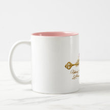 Taza de inspiración de llave dorada y mariposa