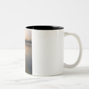 Bicolor Taza de la acuarela de la puesta del sol del kajak