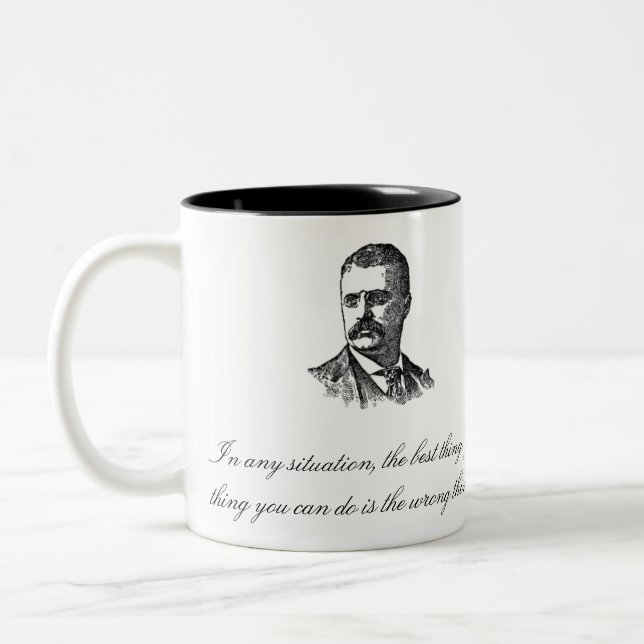Bicolor Taza de la cita de Teddy Roosevelt (Izquierda)