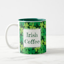Taza de la impresión del trébol del café irlandés