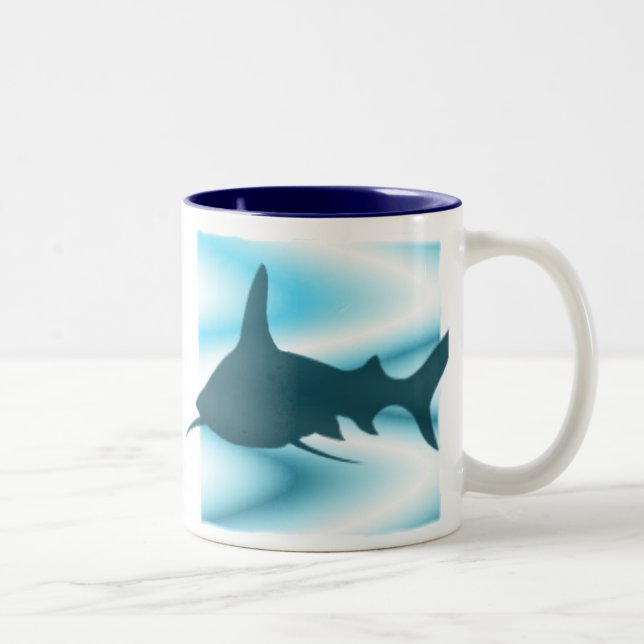 Bicolor Taza de la silueta del tiburón (Derecha)