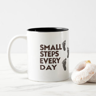 Bicolor Taza de motivación de pequeños pasos todos los día
