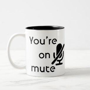 Bicolor Taza divertida con tipografía de "Estás silenciado
