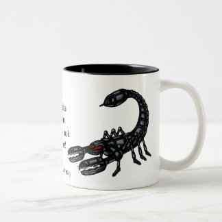 Bicolor Taza divertida de la muestra del escorpión