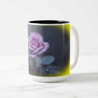 Bicolor Taza Elegante Rosa Púrpura en la Lluvia