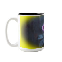 Taza Elegante Rosa Púrpura en la Lluvia