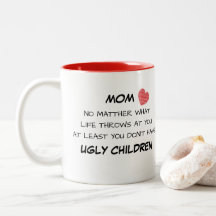 Taza fea divertida de los niños de la mamá