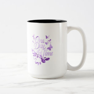 Bicolor Taza Inspiradora de Un Día a la Vez – Consuelo y Á