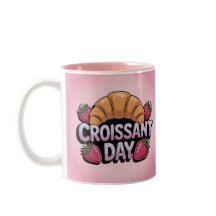 Taza rosa del día del croissant con fresas