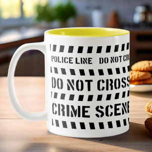 Bicolor Taza temática de escena del crimen policial en bla