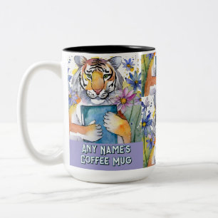 Bicolor Tigre sosteniendo la gran taza de café de dos tono