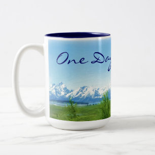 Bicolor Una taza de las montañas del día a la vez