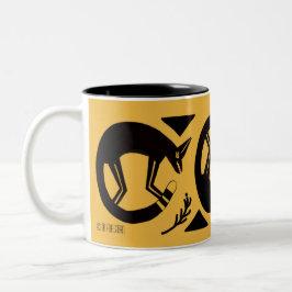 Bicolor zorros antiguos y flores en la taza amarilla india