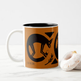 Bicolor zorros antiguos y flores en la taza naranja