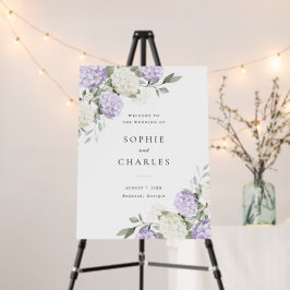 Bienvenida de boda con vegetación y hortensias púr