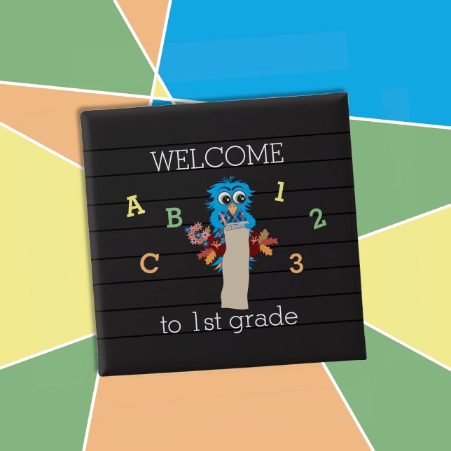 Bienvenido al botón del alfiler azul de búho de pr (Welcome back-to-school blue owl button with grade level . )