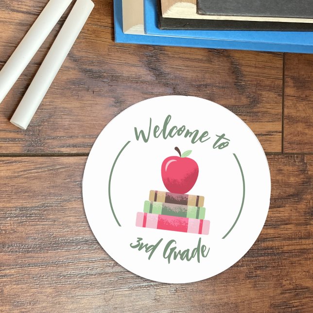 Bienvenidos a Pegatinas de la ronda de libros de A (Welcome back to school white round sticker with grade .)