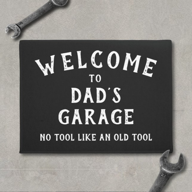 Bienvenidos al divertido felpudo negro del garaje  (Welcome to Dad's Garage Doormat. No tool like an old tool! Fun gift for dads)