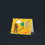 Bigfoot Birthday Silly Funny Folny Tarjeta plegabl<br><div class="desc">¡Regale a sus amigos una risita con esta tonta tarjeta de saludo de historieta Bigfoot! Bigfoot deja un "regalo" en el desierto para que la persona de cumpleaños lo experimente. LOL! Diseñado para su entretenimiento en Ellen Medlock Studio. Todos Los Derechos Reservados.</div>