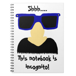 Bigote y cuaderno incógnitos de los vidrios