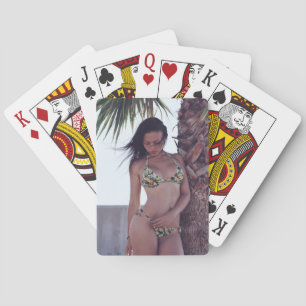 BIKINI BEACH CHICA jugando cartas